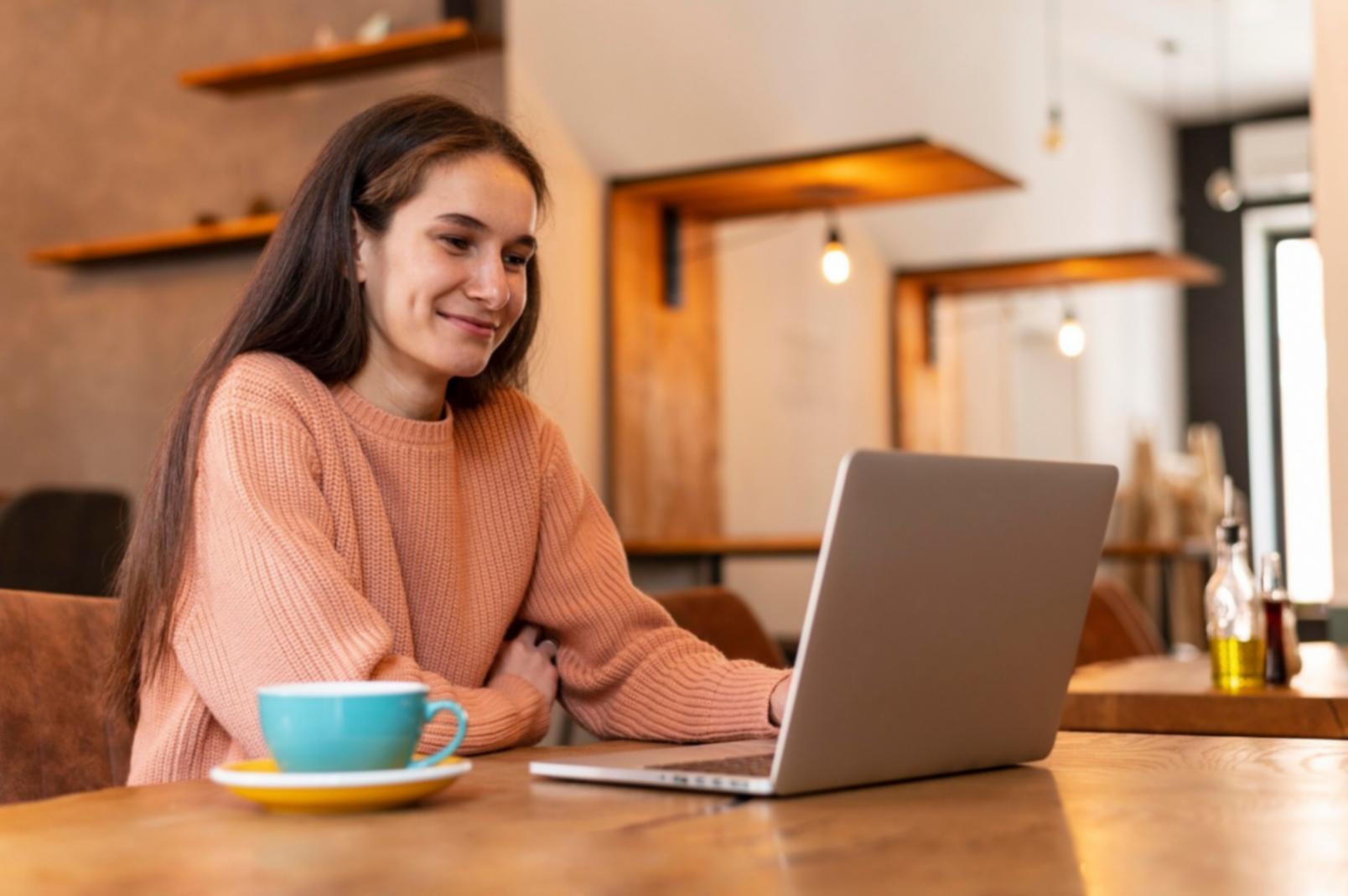 Espacio de trabajo con materiales financieros organizados