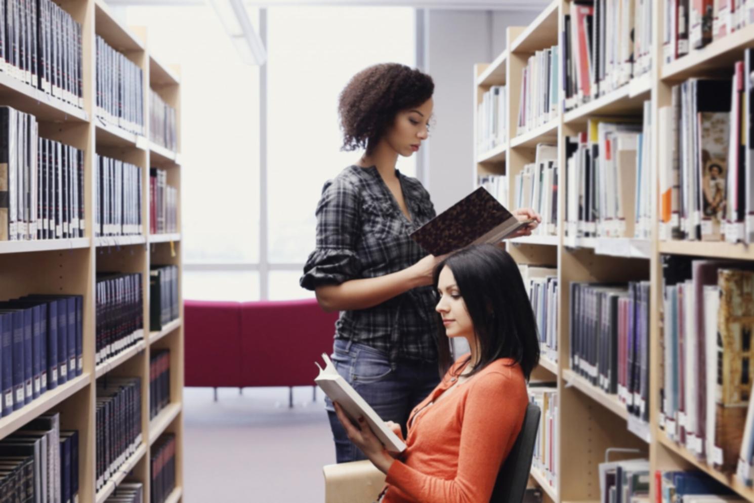 Fondo decorativo mostrando educación financiera interactiva