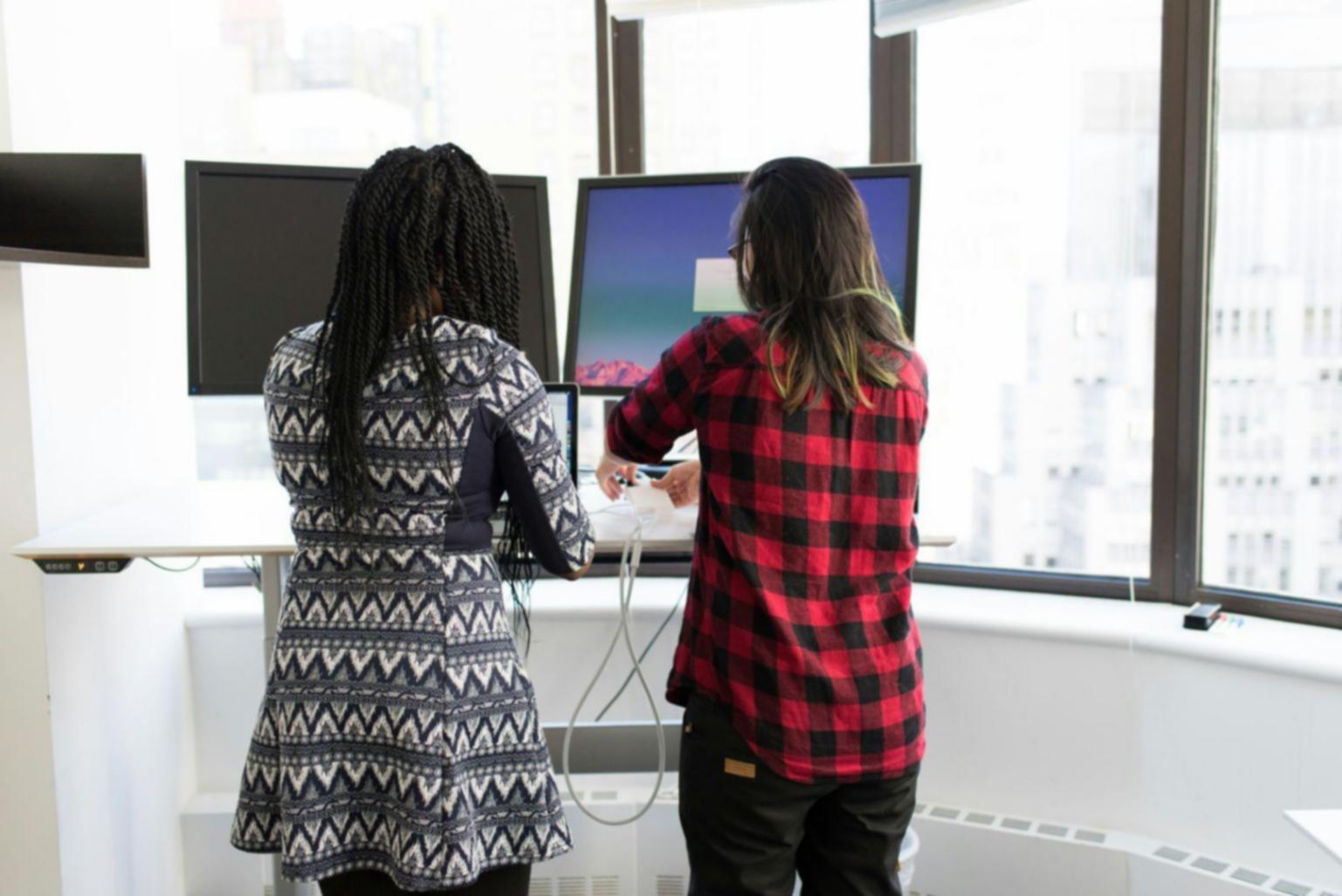 Equipo profesional participando en formación financiera empresarial