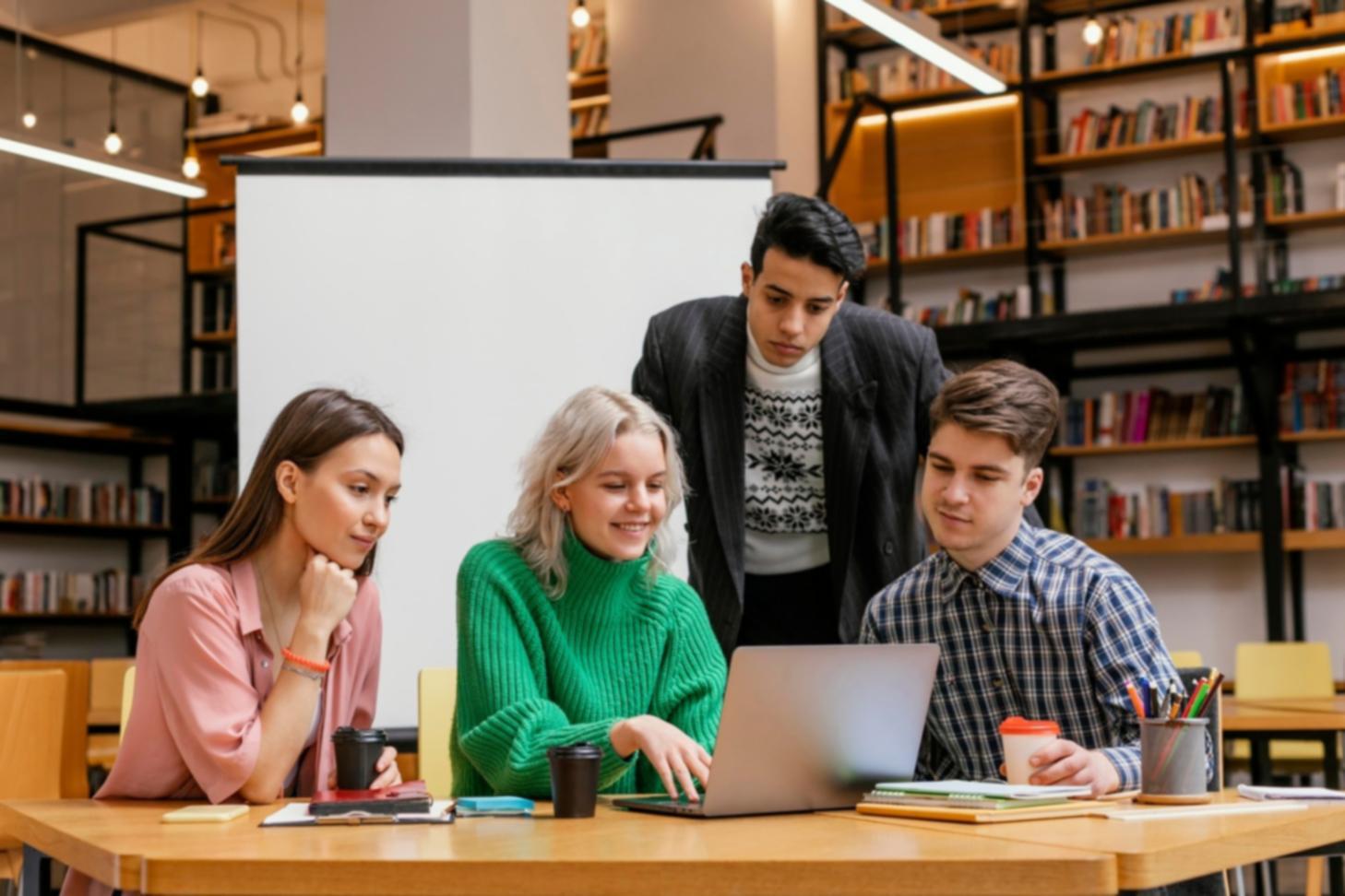 Equipo de luniveroqui trabajando en educación financiera práctica