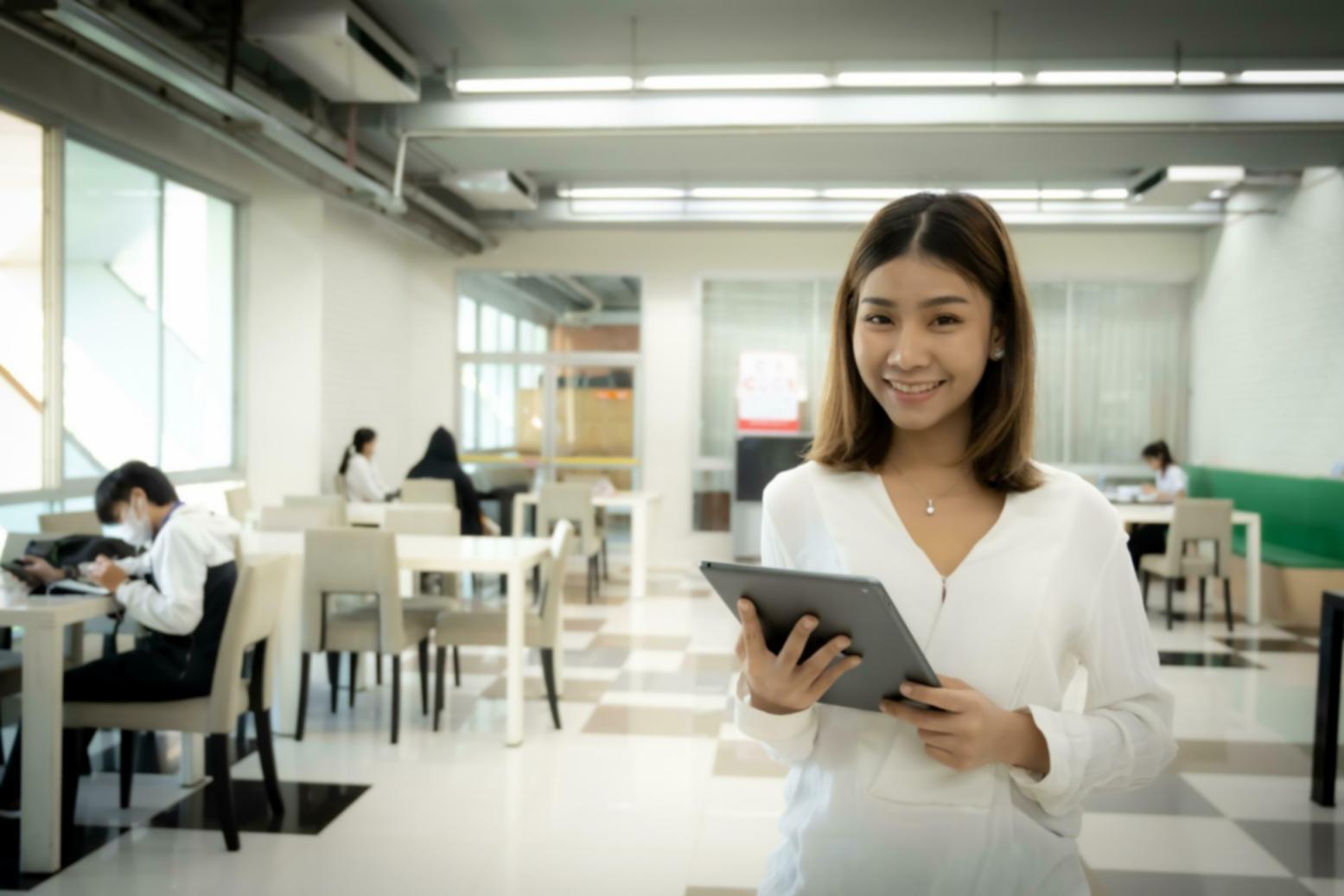 Estudiante aplicando conceptos financieros en situaciones cotidianas